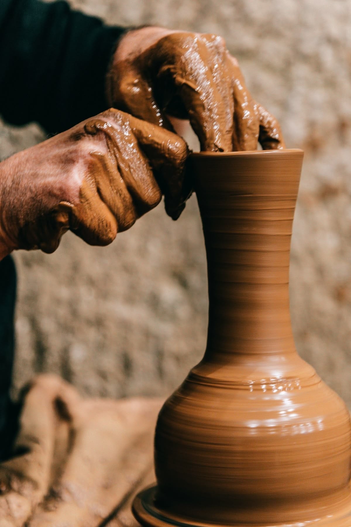 Artesanía ibicenca hecha a mano: cerámica, mimbre y tejidos tradicionales de Ibiza.