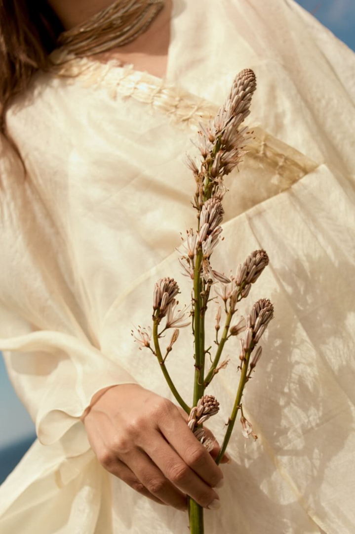 Moda ibicenca inspirada en la luz del Mediterráneo: prendas blancas y naturales hechas en Ibiza.