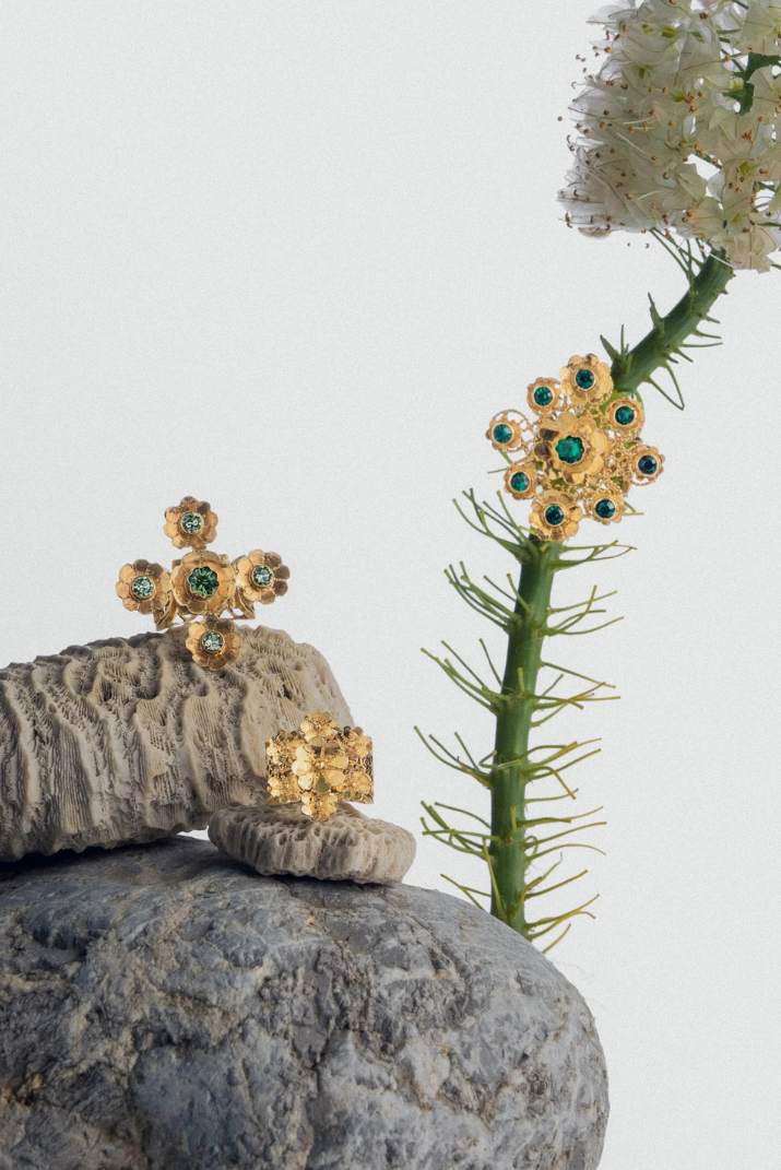 Joyas artesanales de Ibiza con materiales naturales y diseño inspirado en la isla.